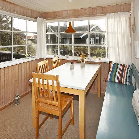 Three-bedroom Holiday In 23 *